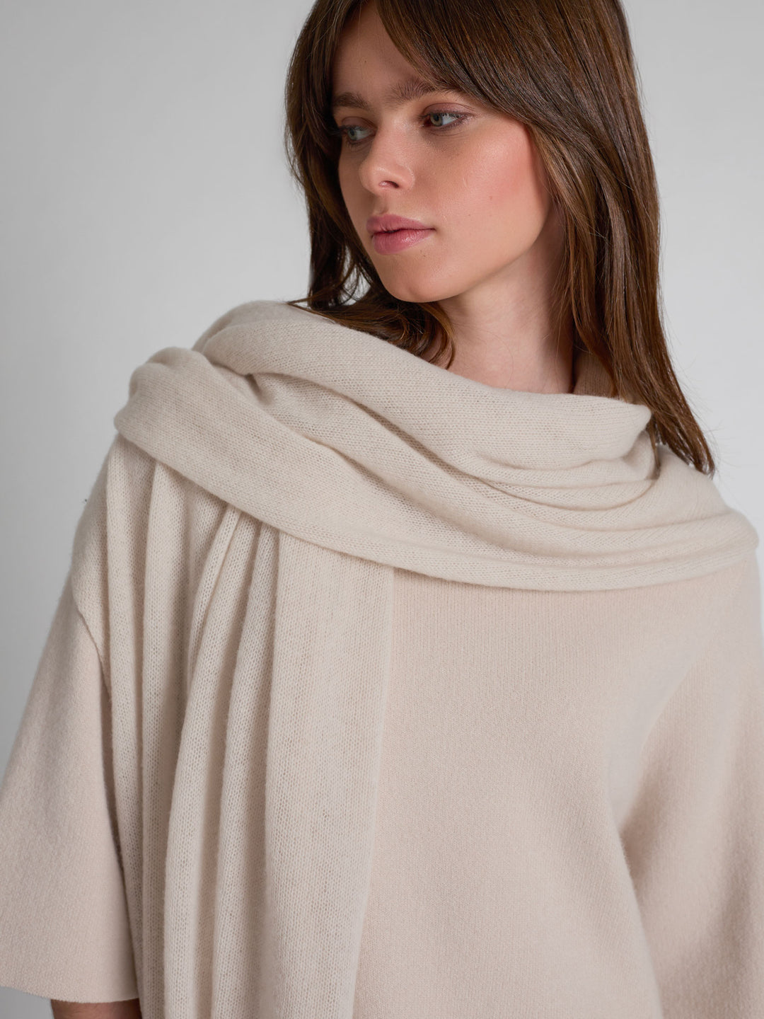 Kashmirskjerf "Flow" florlett skjerf i 100% ren kashmir. Norsk design fra Kashmina. Farge: Cream.