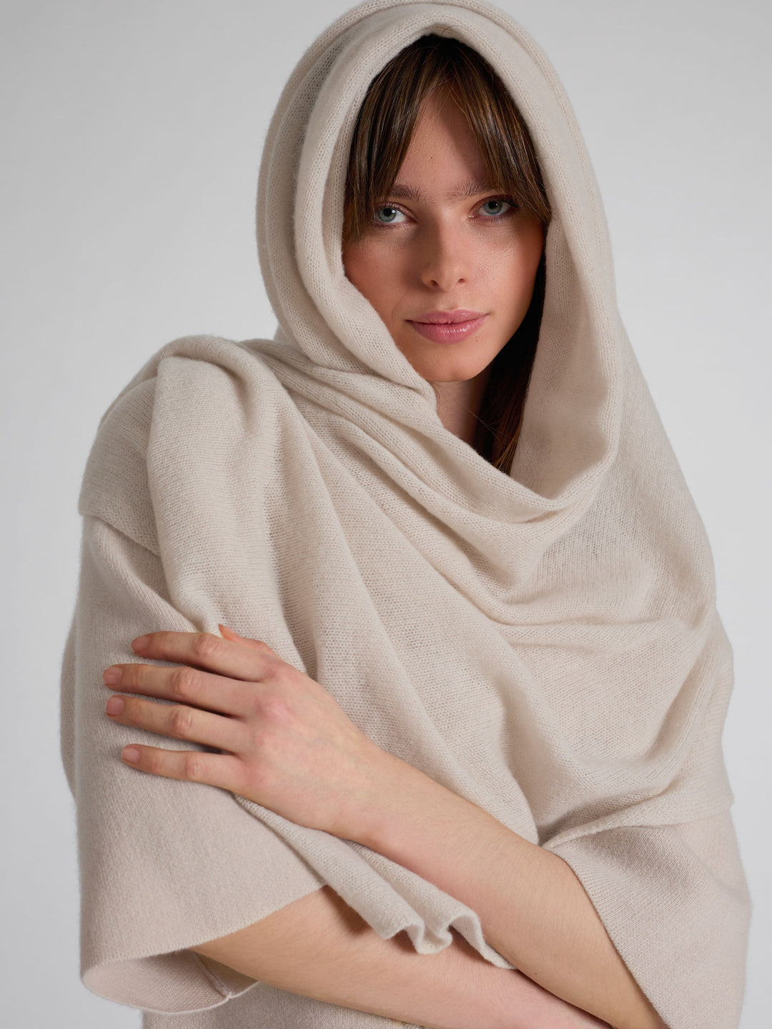 Kashmirskjerf "Flow" florlett skjerf i 100% ren kashmir. Norsk design fra Kashmina. Farge: Cream.