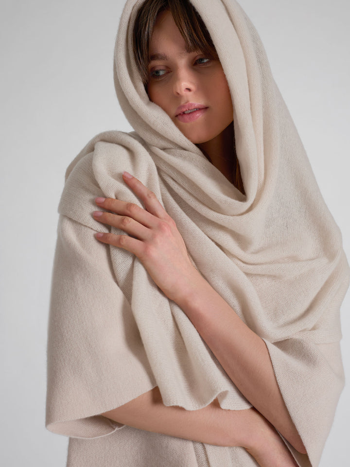Kashmirskjerf "Flow" florlett skjerf i 100% ren kashmir. Norsk design fra Kashmina. Farge: Cream.