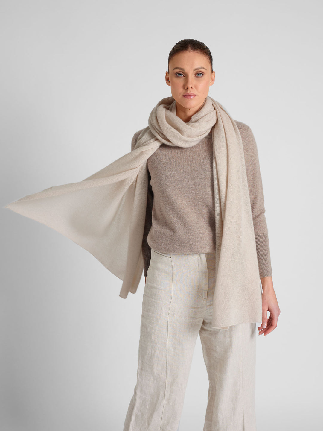 Kashmirskjerf "Flow" florlett skjerf i 100% ren kashmir. Norsk design fra Kashmina. Farge: Cream.