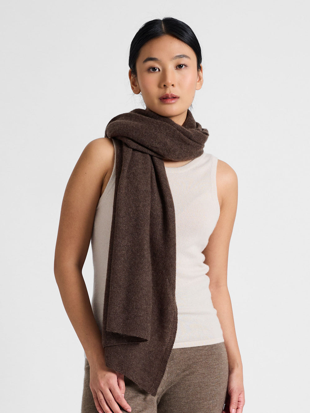 Kashmirskjerf "Flow" florlett skjerf i 100% ren kashmir. Norsk design fra Kashmina. Farge: Dark Brown.