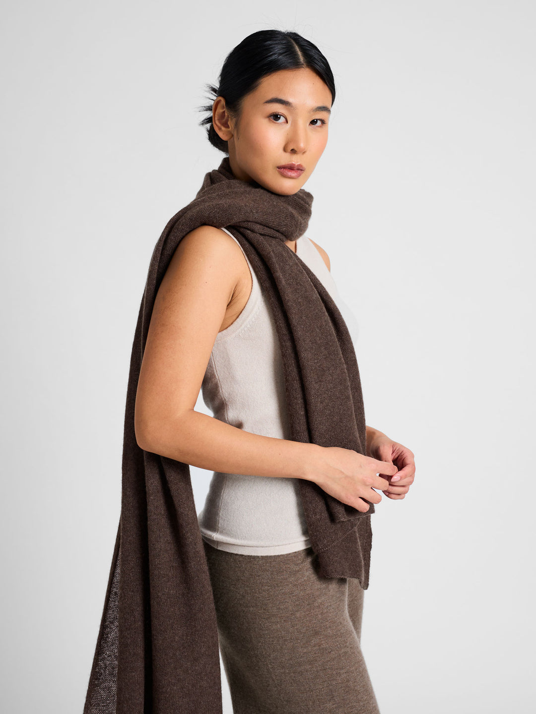 Kashmirskjerf "Flow" florlett skjerf i 100% ren kashmir. Norsk design fra Kashmina. Farge: Dark Brown.