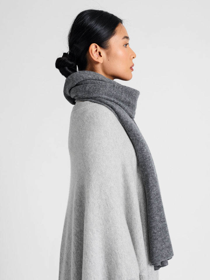 Kashmirskjerf "Flow" florlett skjerf i 100% ren kashmir. Norsk design fra Kashmina. Farge: Dark Grey.