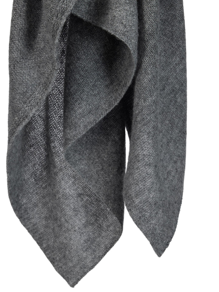 Kashmirskjerf "Flow" florlett skjerf i 100% ren kashmir. Norsk design fra Kashmina. Farge: Dark Grey.
