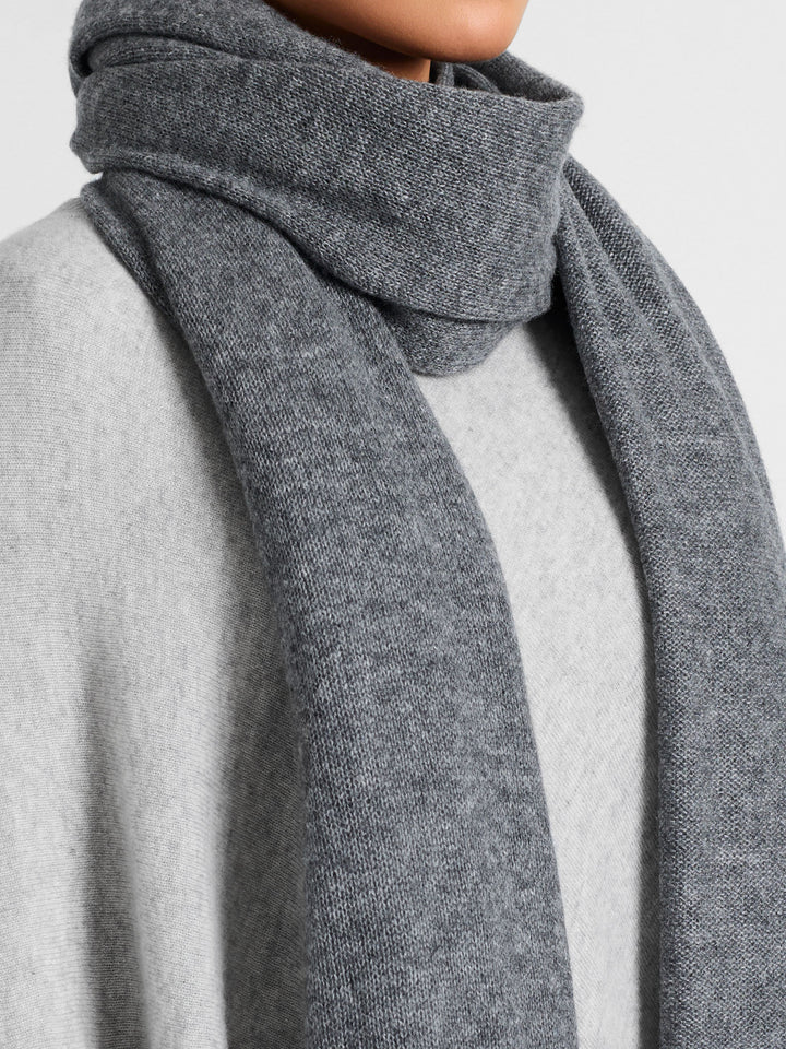 Kashmirskjerf "Flow" florlett skjerf i 100% ren kashmir. Norsk design fra Kashmina. Farge: Dark Grey.