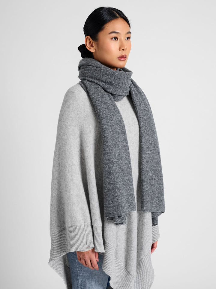 Kashmirskjerf "Flow" florlett skjerf i 100% ren kashmir. Norsk design fra Kashmina. Farge: Dark Grey.
