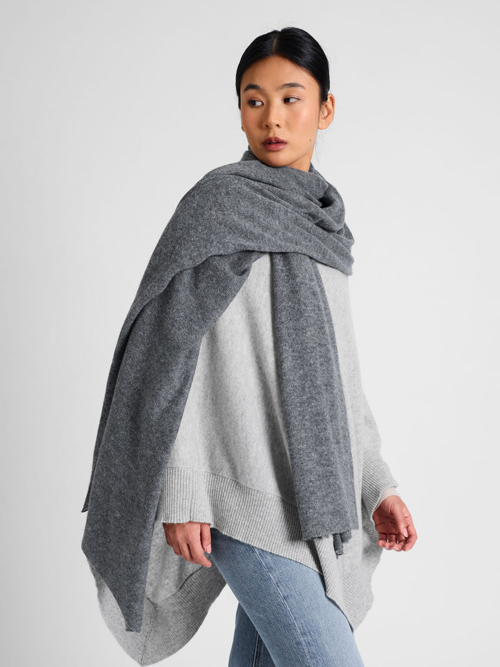 Kashmirskjerf "Flow" florlett skjerf i 100% ren kashmir. Norsk design fra Kashmina. Farge: Dark Grey.