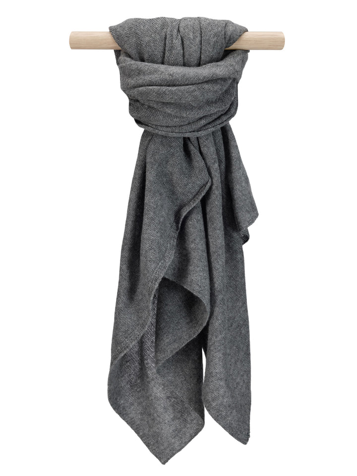 Kashmirskjerf "Flow" florlett skjerf i 100% ren kashmir. Norsk design fra Kashmina. Farge: Dark Grey.