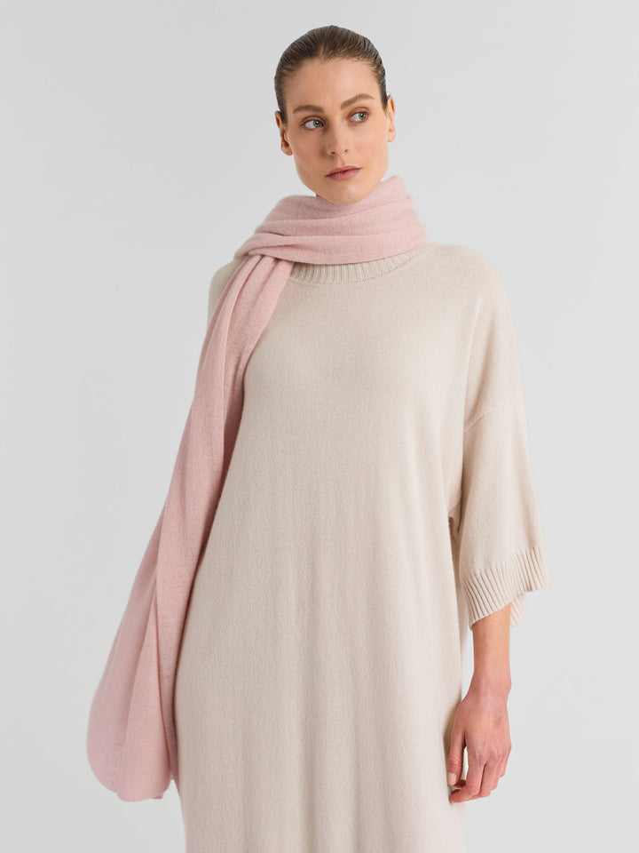 Kashmirskjerf "Flow" i 100% ren kashmir. Norsk design fra Kashmina. Farge: Rose Glow.