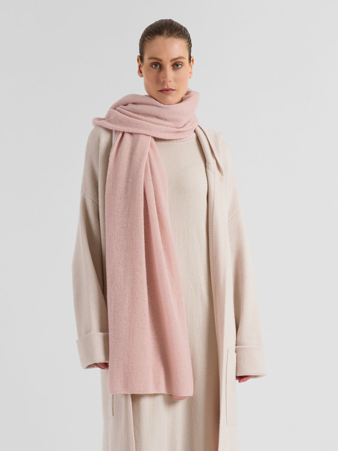 Kashmirskjerf "Flow" i 100% ren kashmir. Norsk design fra Kashmina. Farge: Rose Glow.