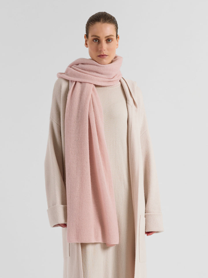 Kashmirskjerf "Flow" i 100% ren kashmir. Norsk design fra Kashmina. Farge: Rose Glow.