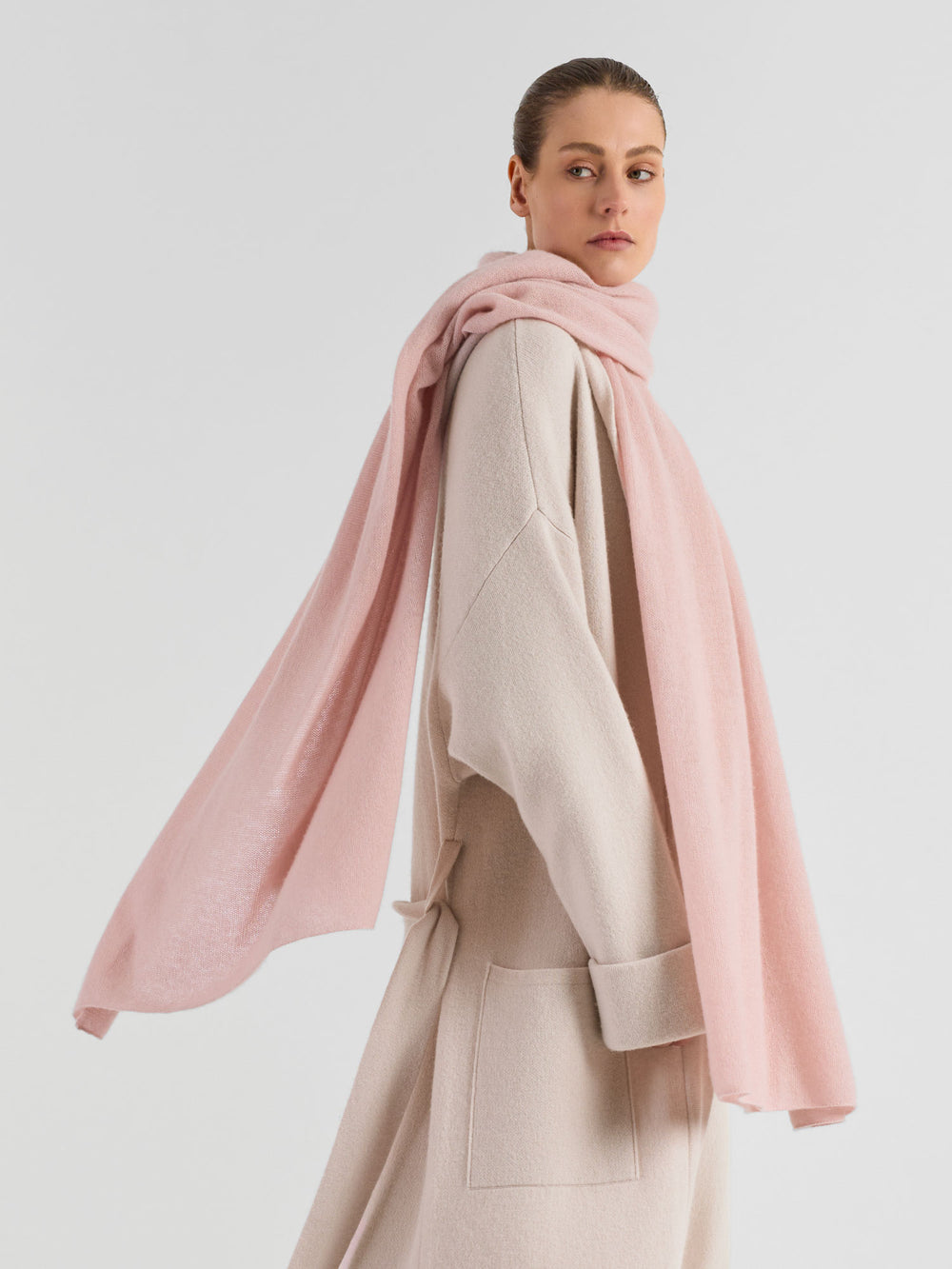 Kashmirskjerf "Flow" i 100% ren kashmir. Norsk design fra Kashmina. Farge: Rose Glow.