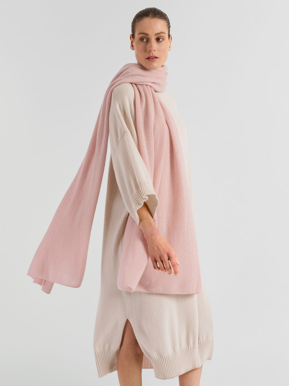 Kashmirskjerf "Flow" i 100% ren kashmir. Norsk design fra Kashmina. Farge: Rose Glow.