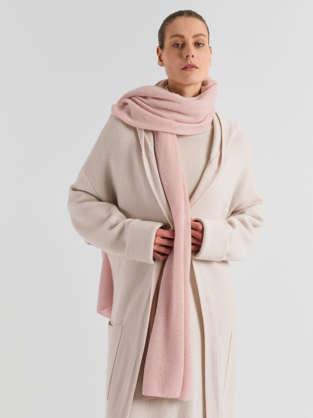Kashmirskjerf "Flow" i 100% ren kashmir. Norsk design fra Kashmina. Farge: Rose Glow.