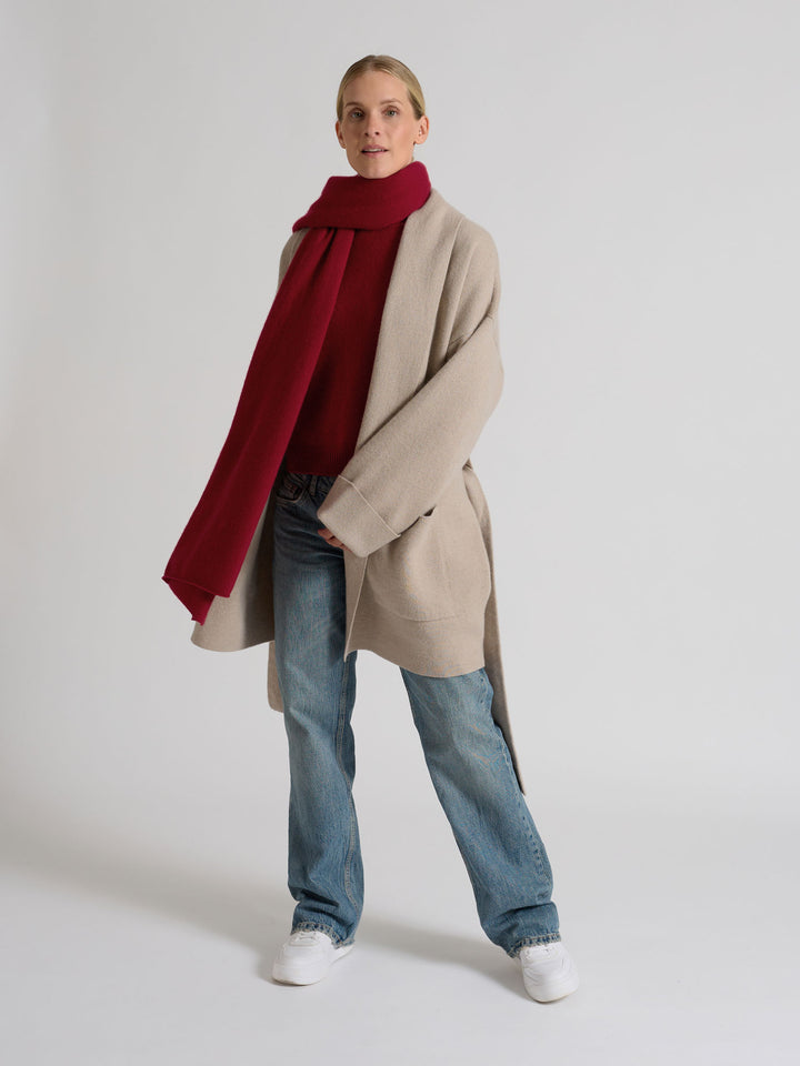 Lett og luftig kashmirskjerf "Flow" i 100% ren cashmere. Norsk design fra Kashmina. Farge: Aroma Red.