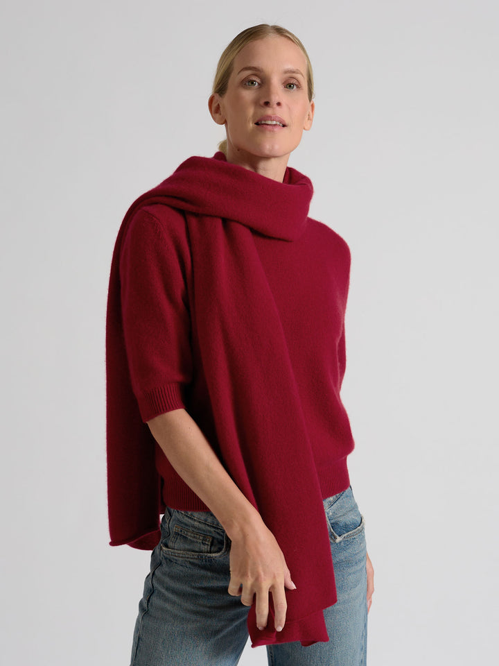 Lett og luftig kashmirskjerf "Flow" i 100% ren cashmere. Norsk design fra Kashmina. Farge: Aroma Red.