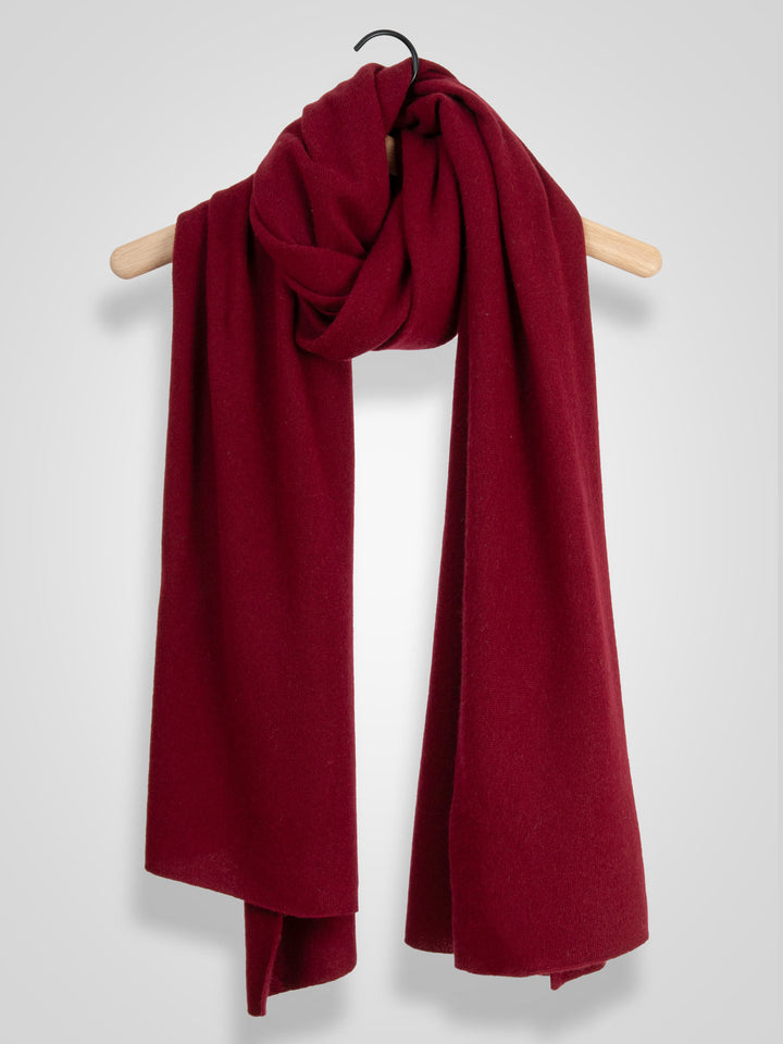 Lett og luftig kashmirskjerf "Flow" i 100% ren cashmere. Norsk design fra Kashmina. Farge: Aroma Red.