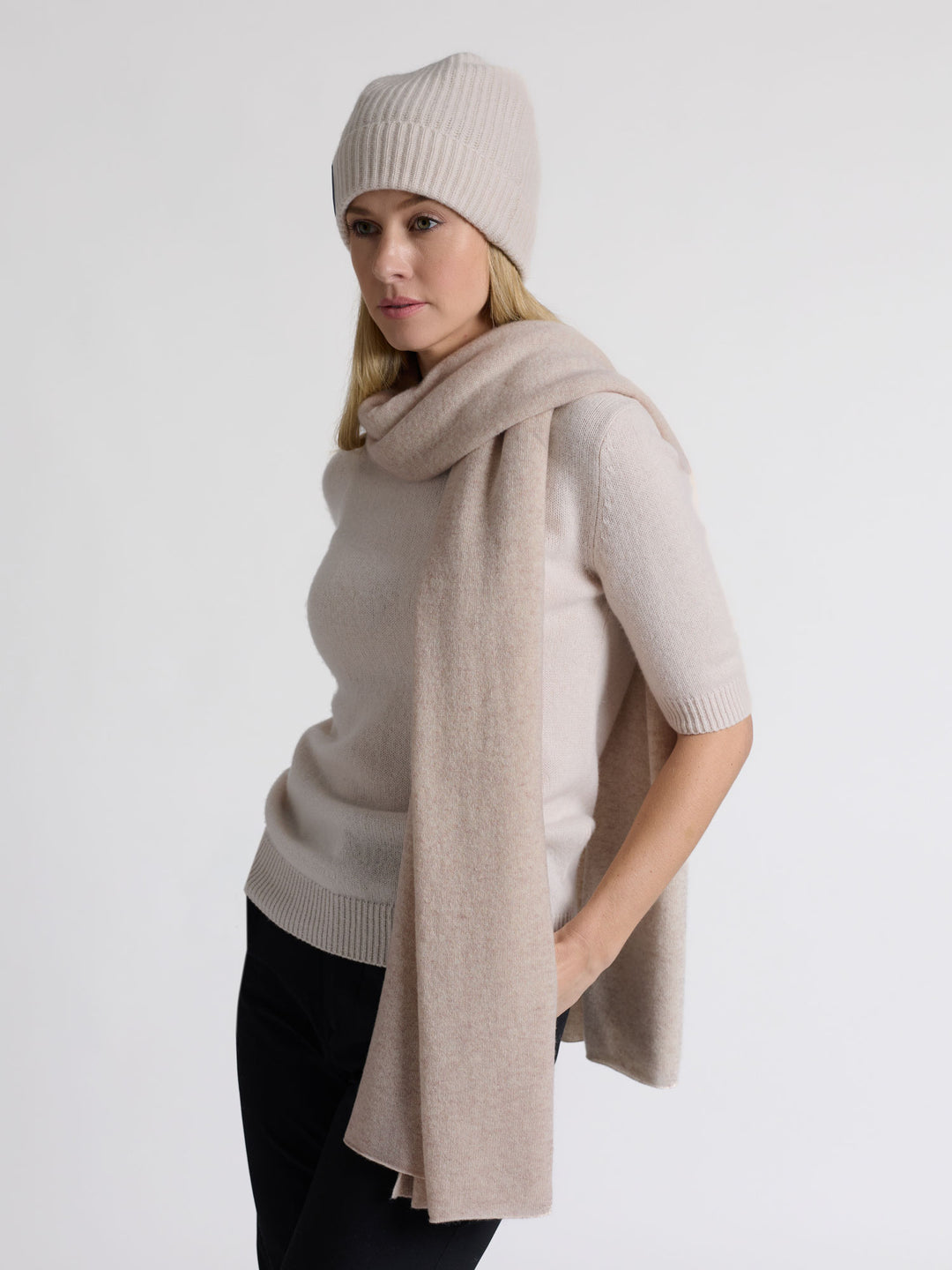 Kashmirskjerf i 100% kashmirull. Farge: Beige. Norsk design fra Kashmina.