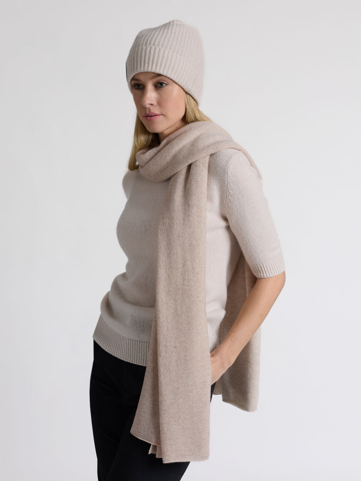 Kashmirskjerf i 100% kashmirull. Farge: Beige. Norsk design fra Kashmina.