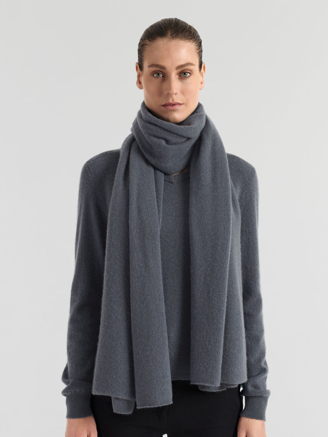 Kashmirskjerf "Signature" i 100% ren kasjmirull. Cashmere skjerf. Norsk design fra Kashmina. Farge: Blue Fog.