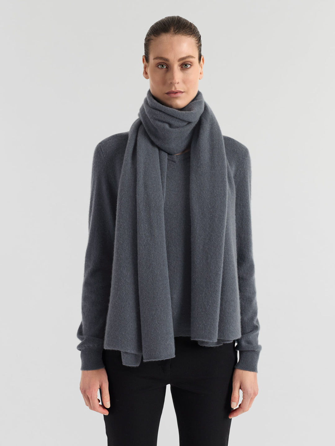 Kashmirskjerf "Signature" i 100% ren kasjmirull. Cashmere skjerf. Norsk design fra Kashmina. Farge: Blue Fog.