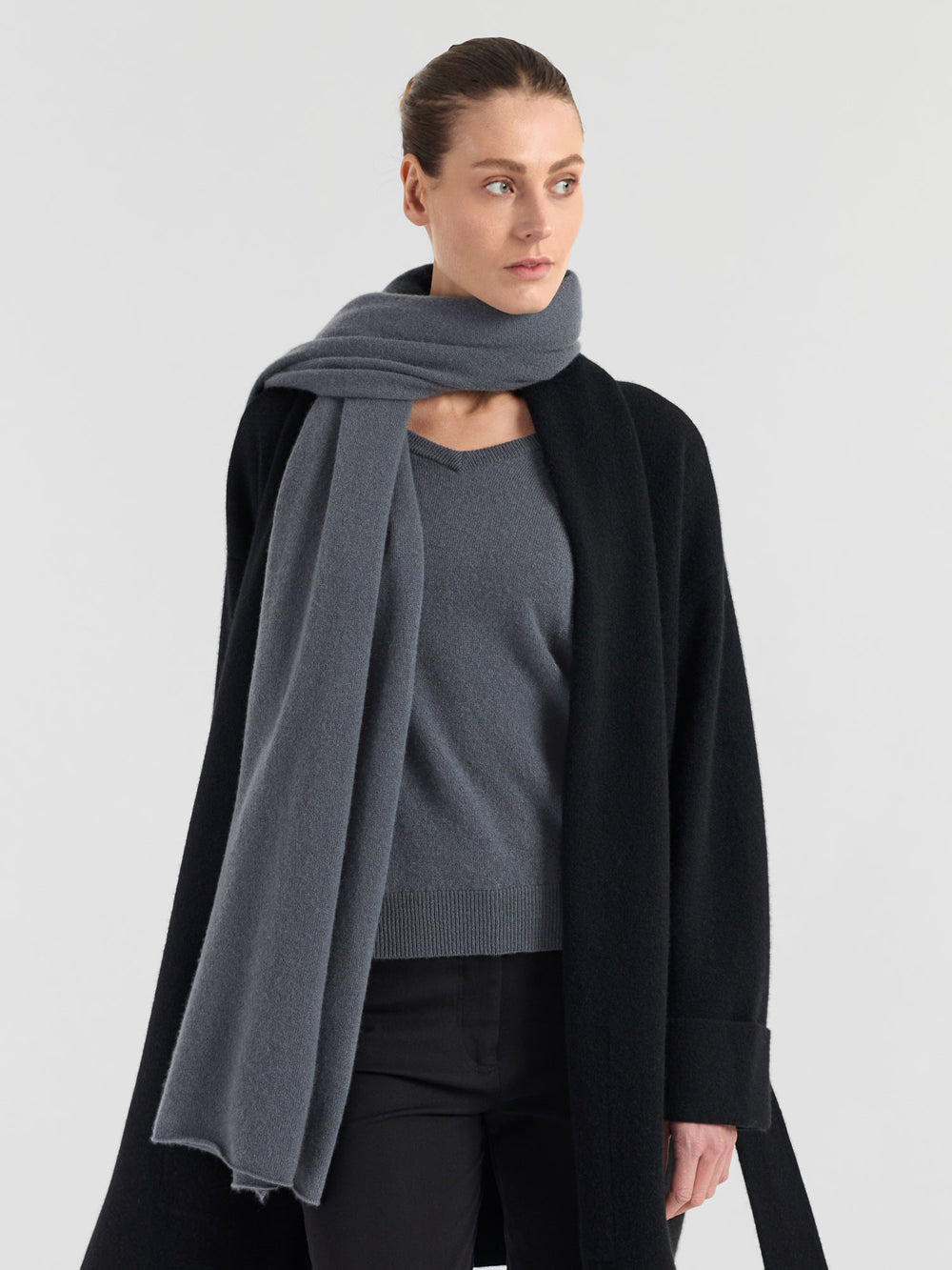 Kashmirskjerf "Signature" i 100% ren kasjmirull. Cashmere skjerf. Norsk design fra Kashmina. Farge: Blue Fog.
