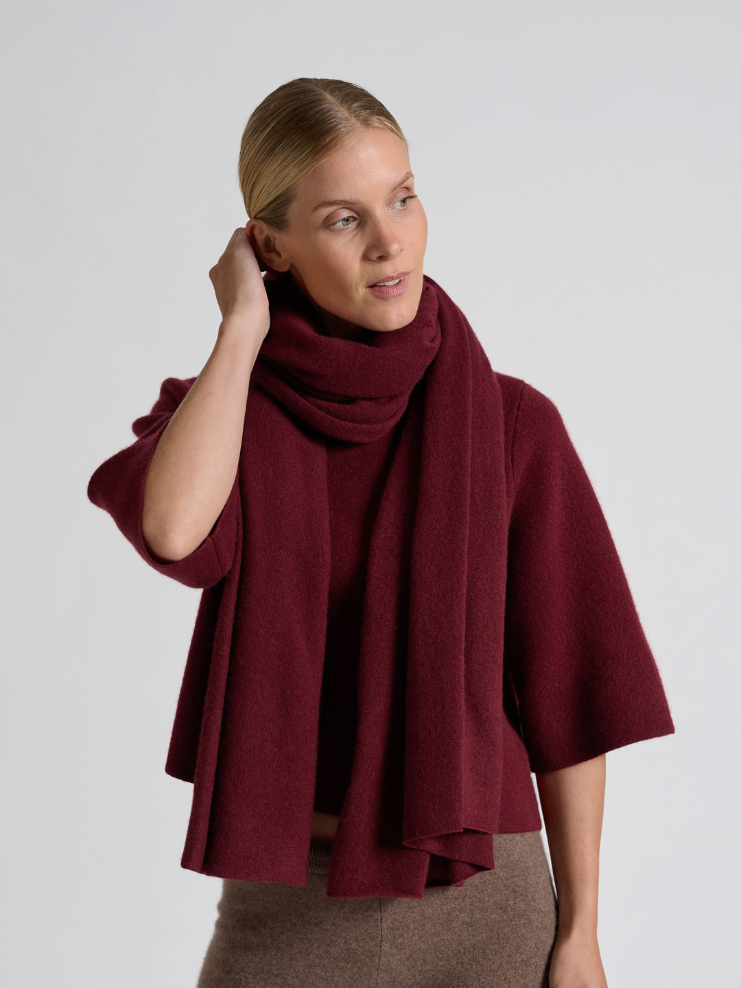 Kashmirskjerf "Signature" i 100% ren kasjmirull. Cashmere skjerf. Norsk design fra Kashmina. Farge: Bordeaux.