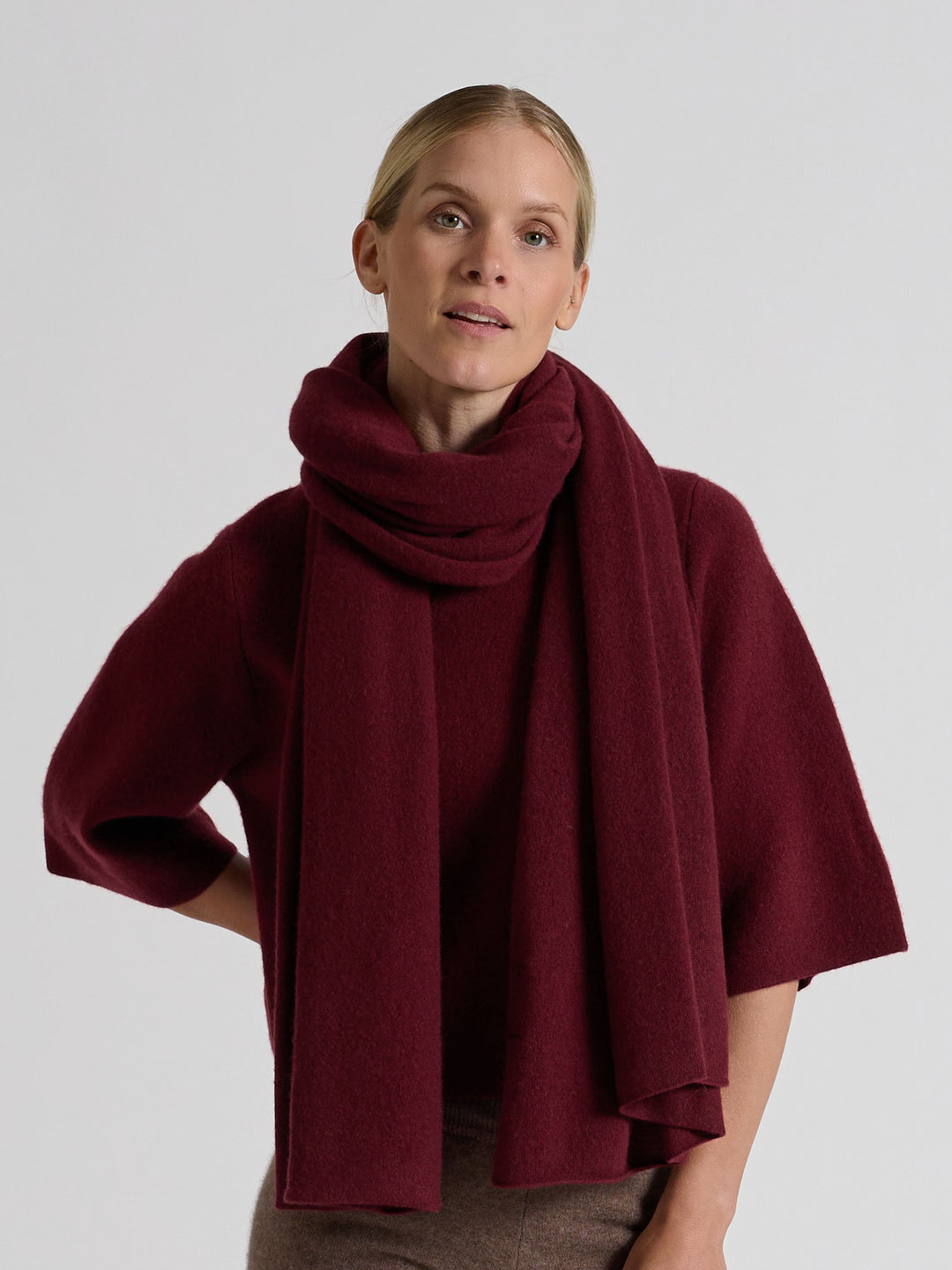 Kashmirskjerf "Signature" i 100% ren kasjmirull. Cashmere skjerf. Norsk design fra Kashmina. Farge: Bordeaux.
