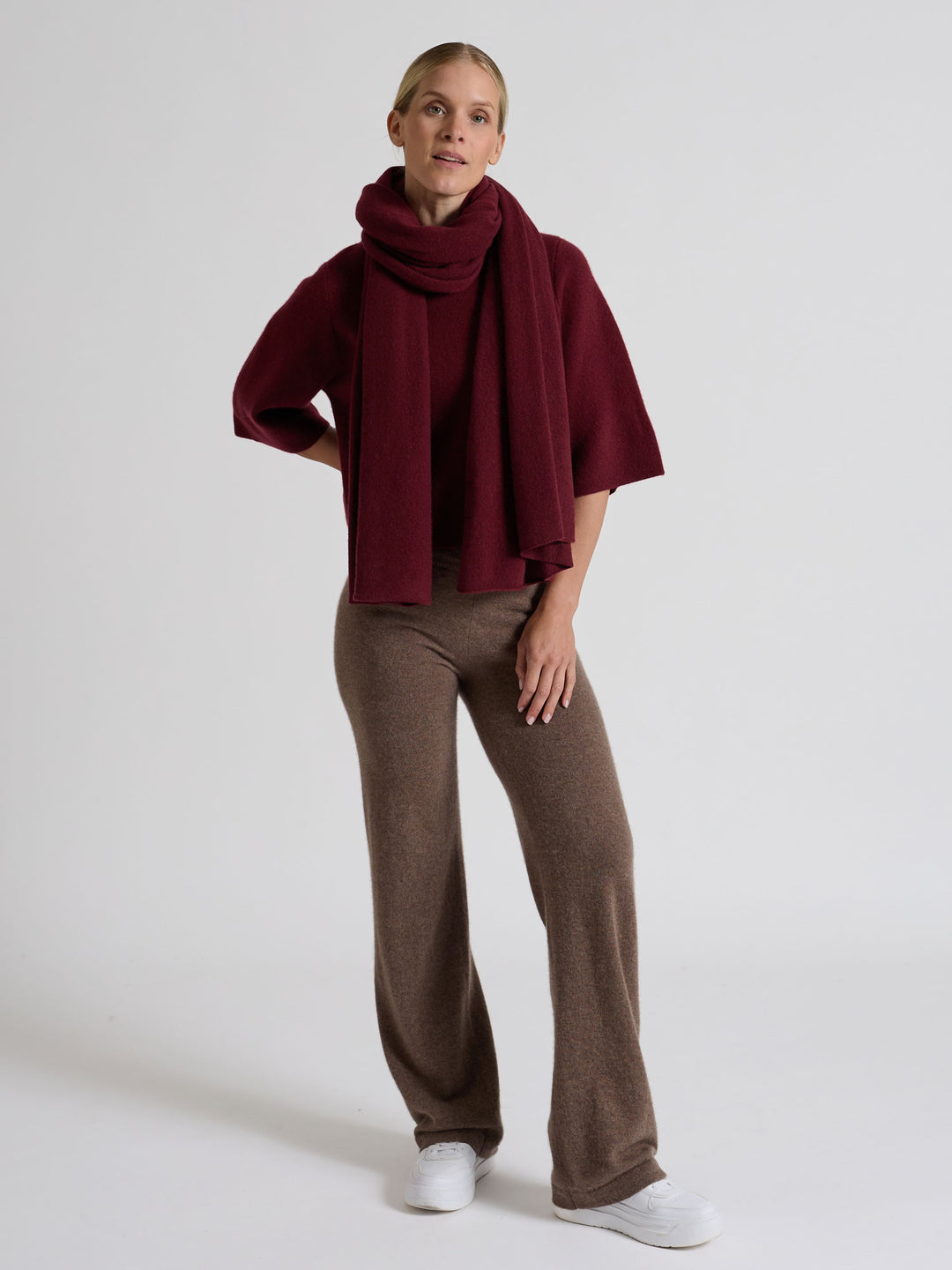 Kashmirskjerf "Signature" i 100% ren kasjmirull. Cashmere skjerf. Norsk design fra Kashmina. Farge: Bordeaux.