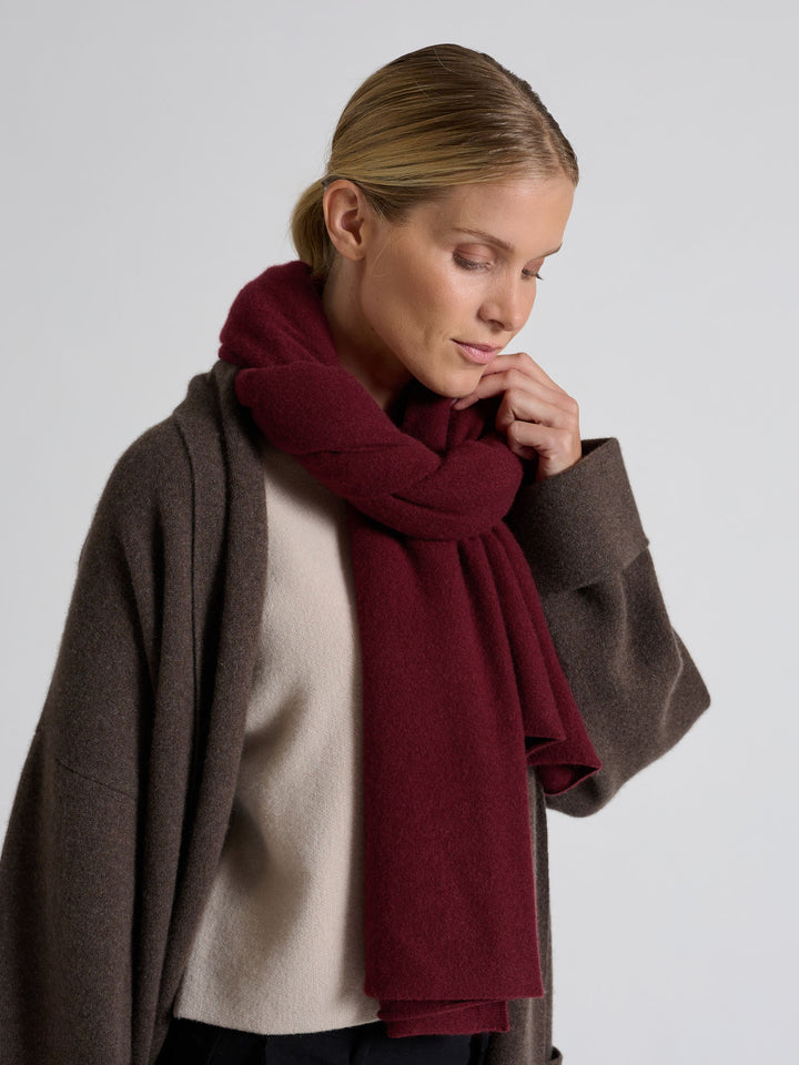 Kashmirskjerf "Signature" i 100% ren kasjmirull. Cashmere skjerf. Norsk design fra Kashmina. Farge: Bordeaux.