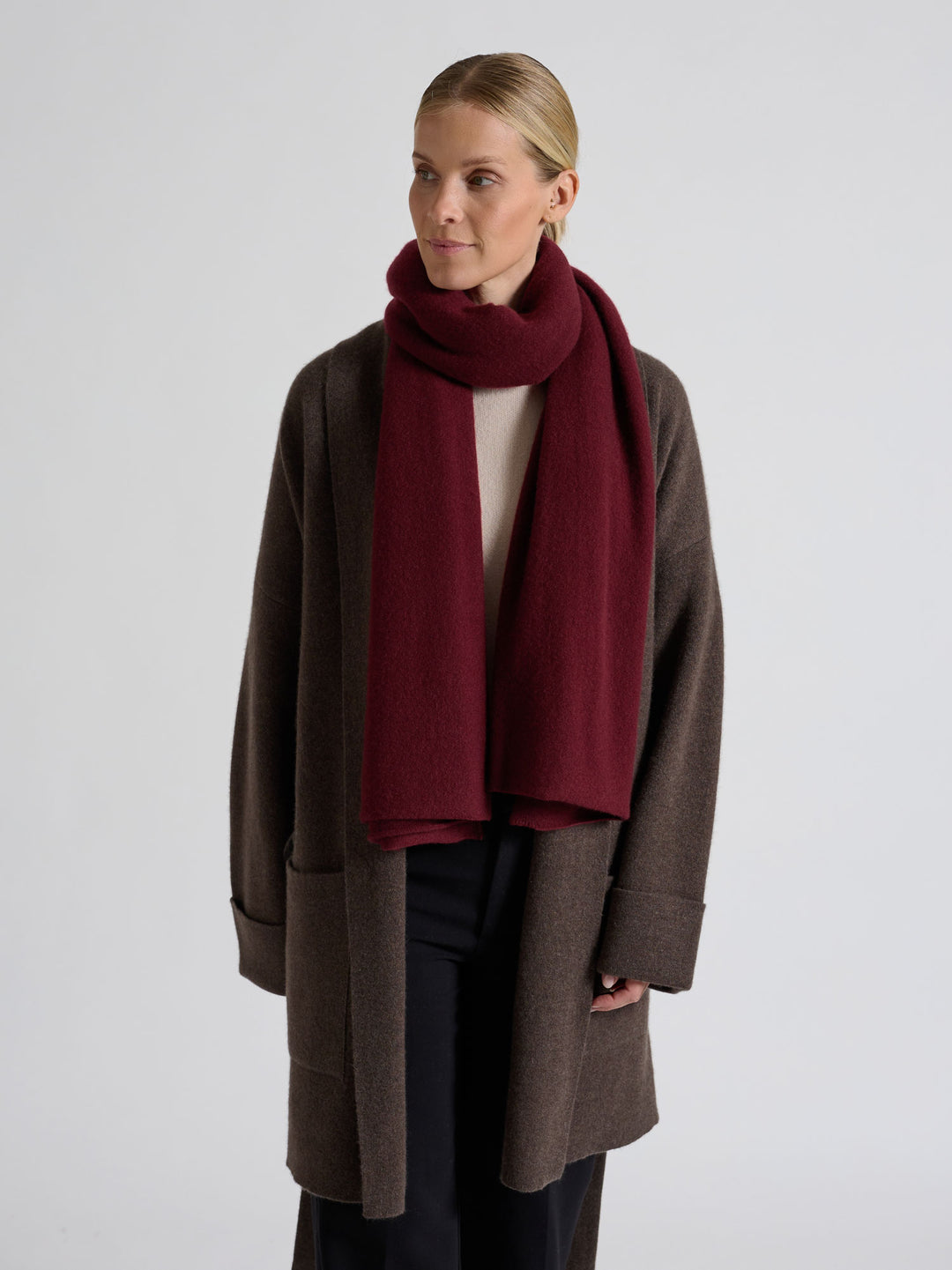 Kashmirskjerf "Signature" i 100% ren kasjmirull. Cashmere skjerf. Norsk design fra Kashmina. Farge: Bordeaux.