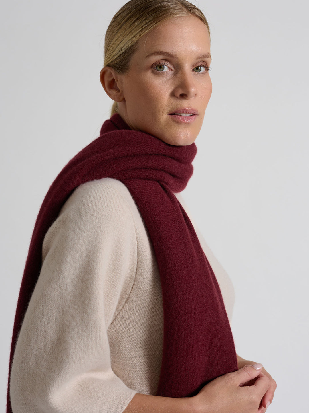 Kashmirskjerf "Signature" i 100% ren kasjmirull. Cashmere skjerf. Norsk design fra Kashmina. Farge: Bordeaux.