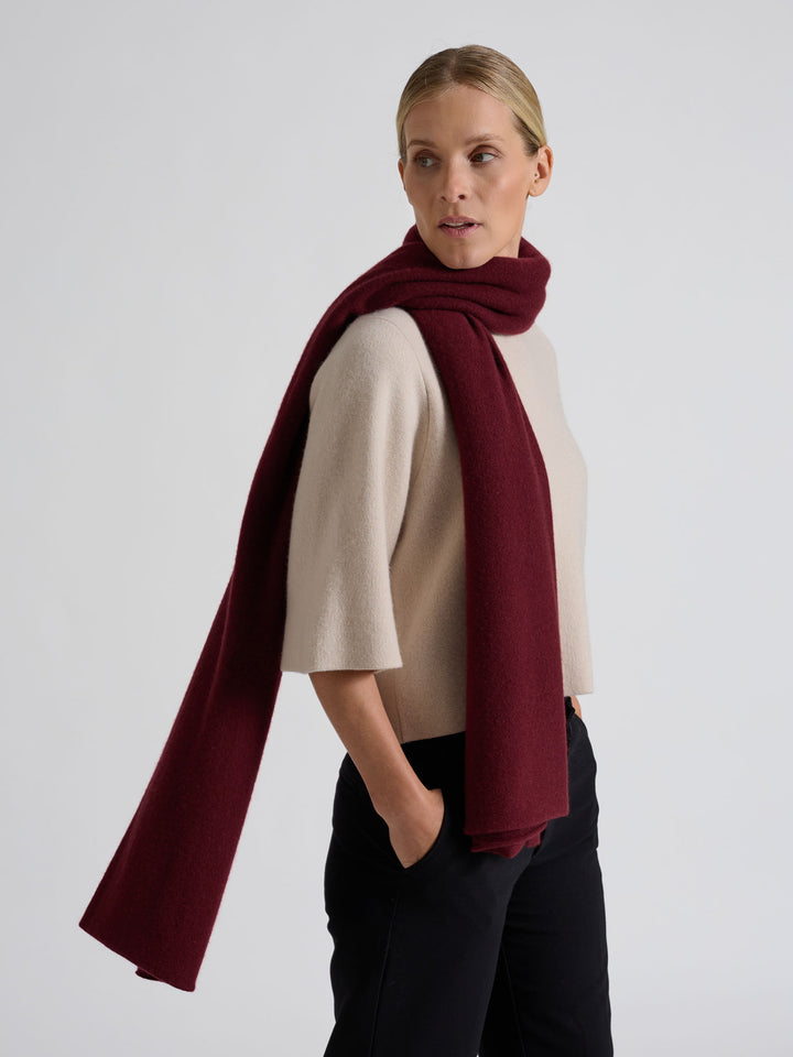 Kashmirskjerf "Signature" i 100% ren kasjmirull. Cashmere skjerf. Norsk design fra Kashmina. Farge: Bordeaux.