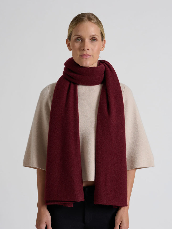 Kashmirskjerf "Signature" i 100% ren kasjmirull. Cashmere skjerf. Norsk design fra Kashmina. Farge: Bordeaux.