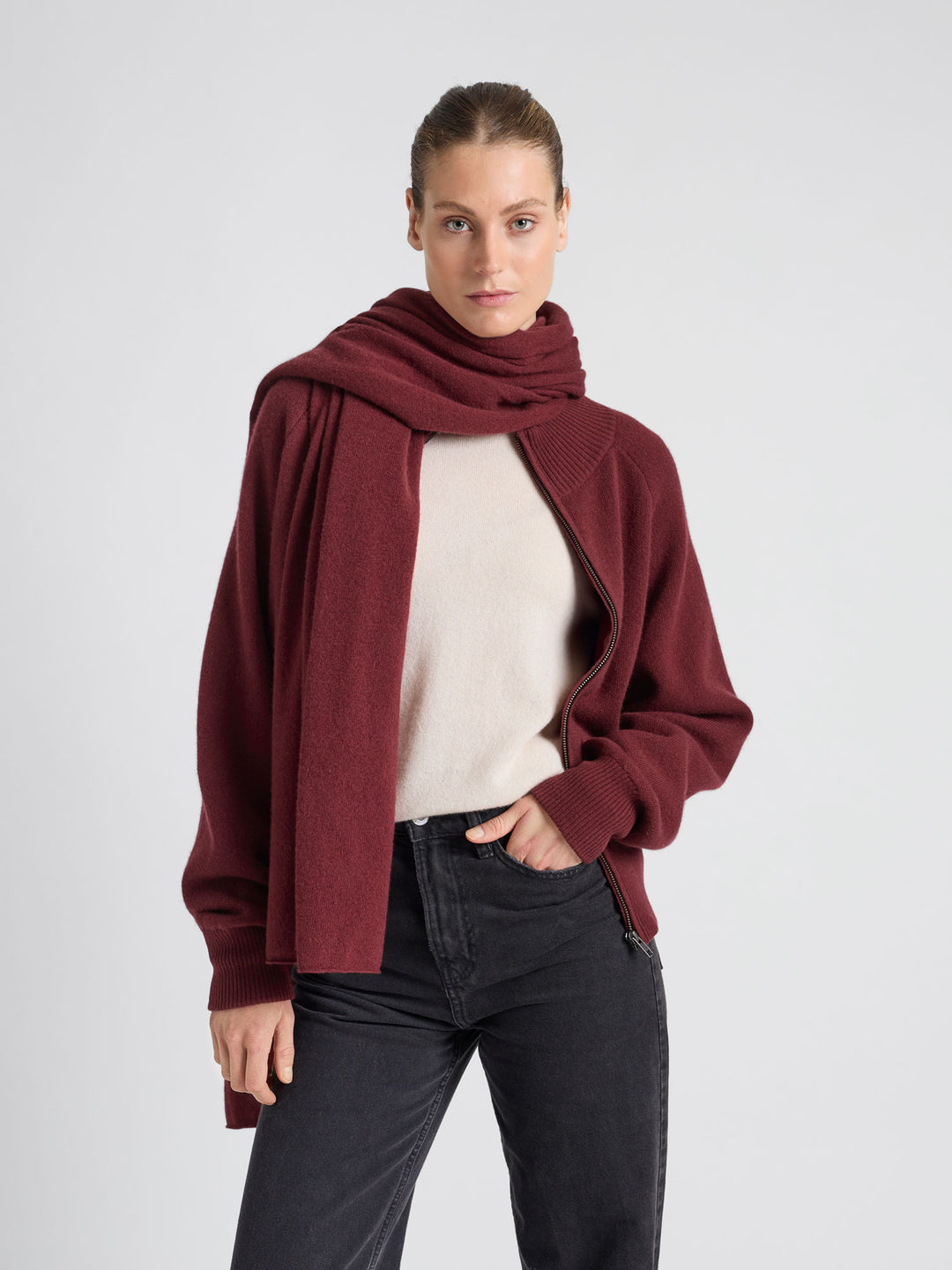 Kashmirskjerf "Signature" i 100% ren kasjmirull. Cashmere skjerf. Norsk design fra Kashmina. Farge: Bordeaux.