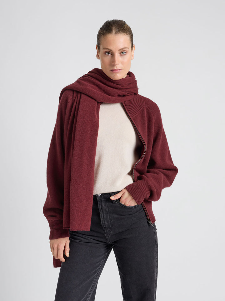 Kashmirskjerf "Signature" i 100% ren kasjmirull. Cashmere skjerf. Norsk design fra Kashmina. Farge: Bordeaux.