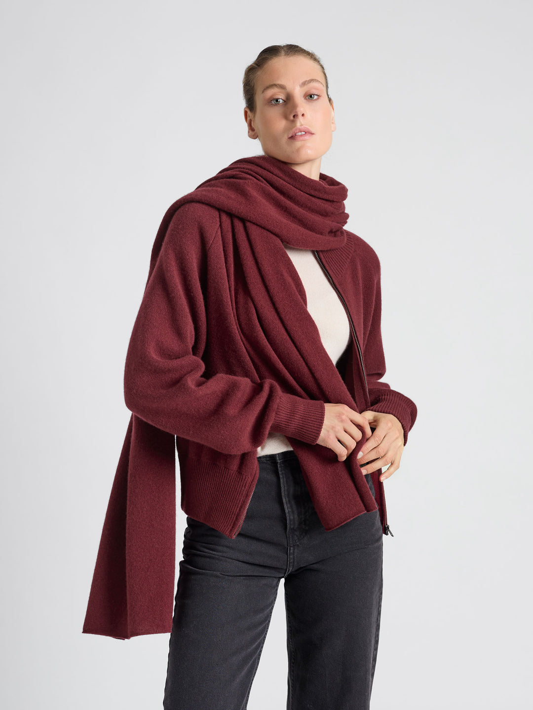 Kashmirskjerf "Signature" i 100% ren kasjmirull. Cashmere skjerf. Norsk design fra Kashmina. Farge: Bordeaux.
