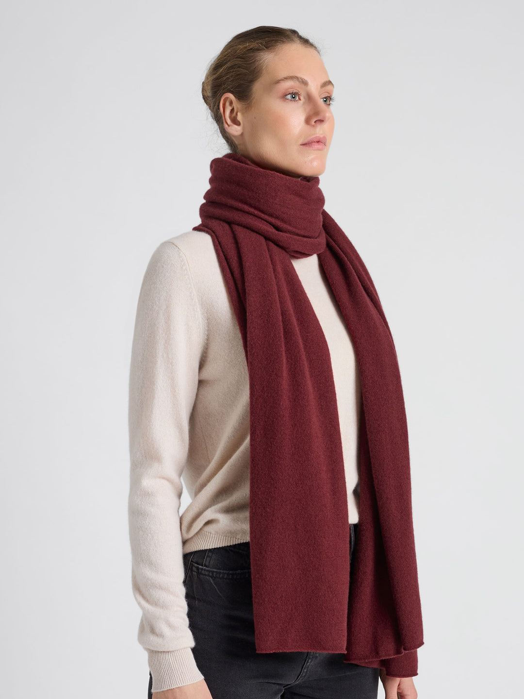 Kashmirskjerf "Signature" i 100% ren kasjmirull. Cashmere skjerf. Norsk design fra Kashmina. Farge: Bordeaux.