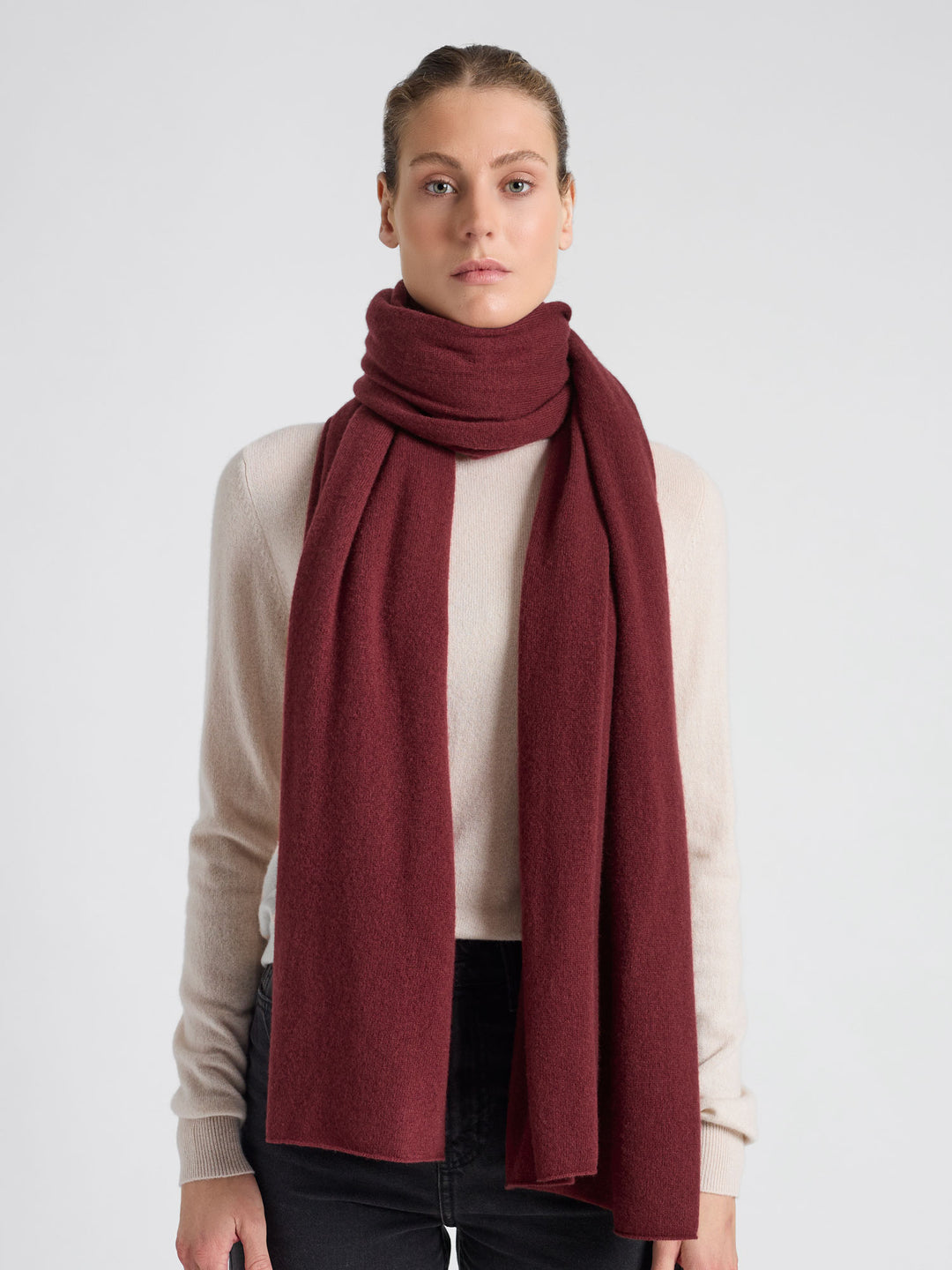 Kashmirskjerf "Signature" i 100% ren kasjmirull. Cashmere skjerf. Norsk design fra Kashmina. Farge: Bordeaux.