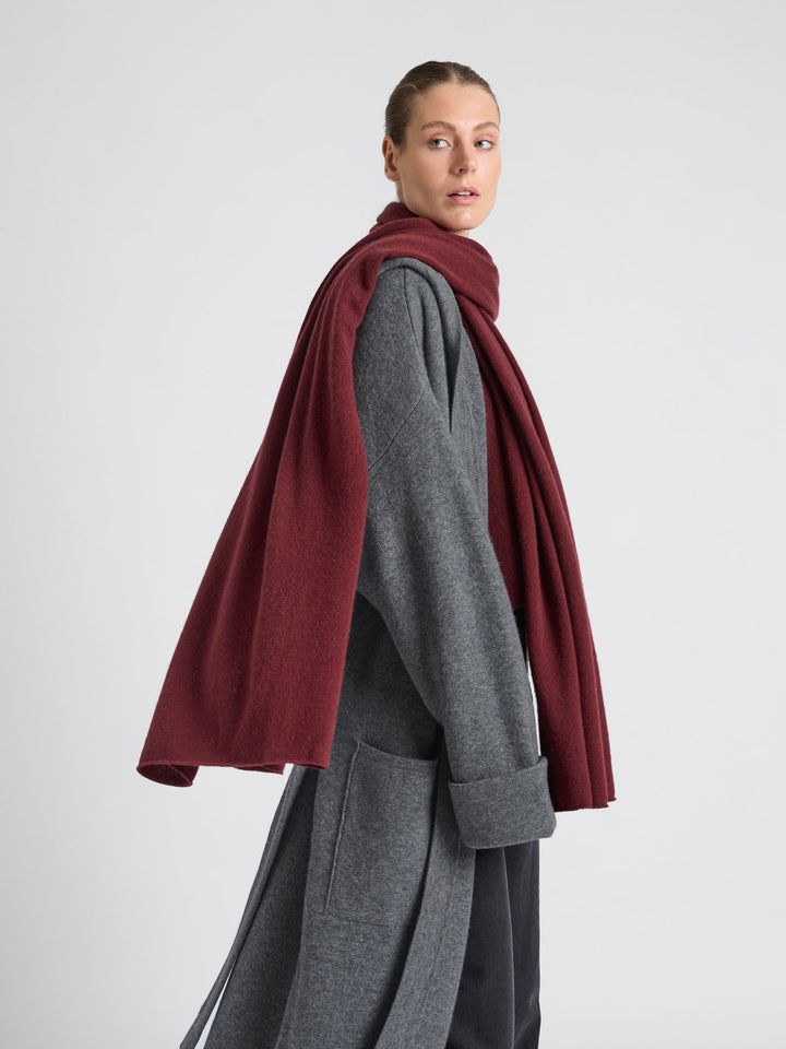 Kashmirskjerf "Signature" i 100% ren kasjmirull. Cashmere skjerf. Norsk design fra Kashmina. Farge: Bordeaux.