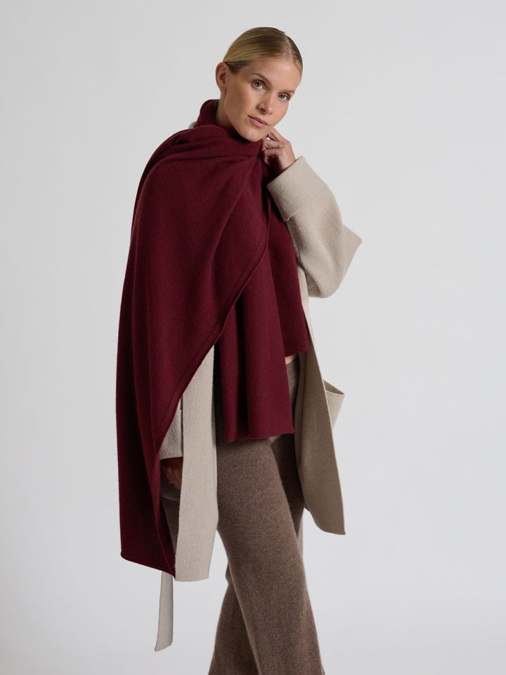 Kashmirskjerf "Signature" i 100% ren kasjmirull. Cashmere skjerf. Norsk design fra Kashmina. Farge: Bordeaux.