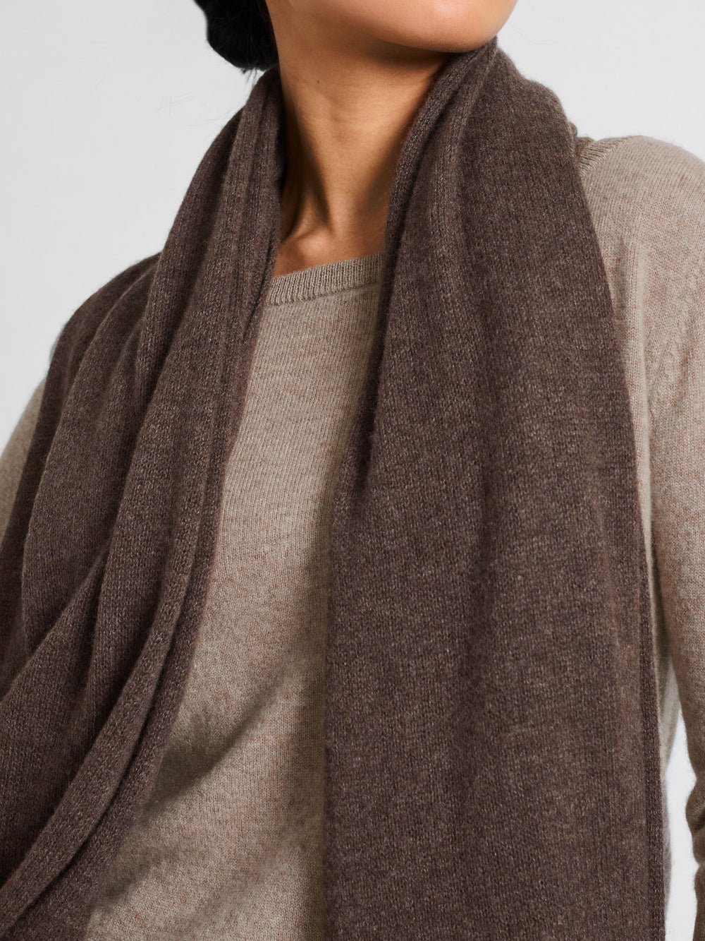 Kashmirskjerf "Signature" i 100% kasjmirull. Farge: Dark Brown. Norsk design fra Kashmina.