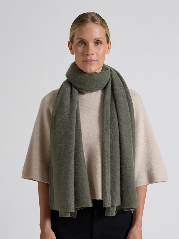 Stort kashmirskjerf "Signature" i 100% ren cashmere. Norsk design fra Kashmina. Farge: Eucalyptus grønn.