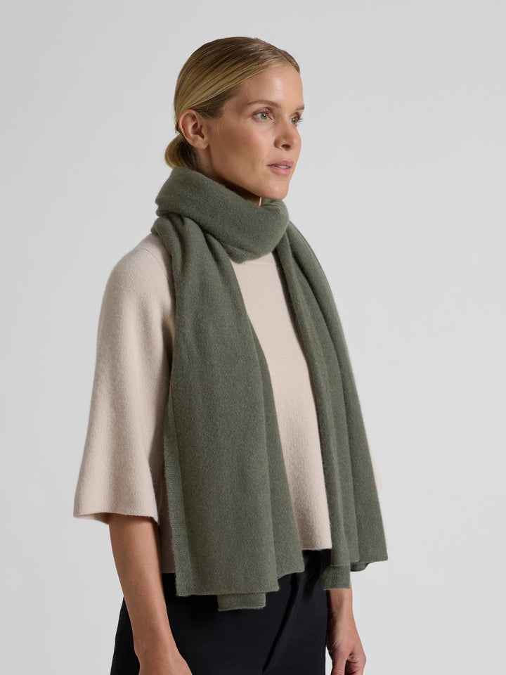 Stort kashmirskjerf "Signature" i 100% ren cashmere. Norsk design fra Kashmina. Farge: Eucalyptus grønn.