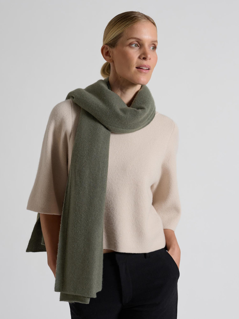 Stort kashmirskjerf "Signature" i 100% ren cashmere. Norsk design fra Kashmina. Farge: Eucalyptus grønn.
