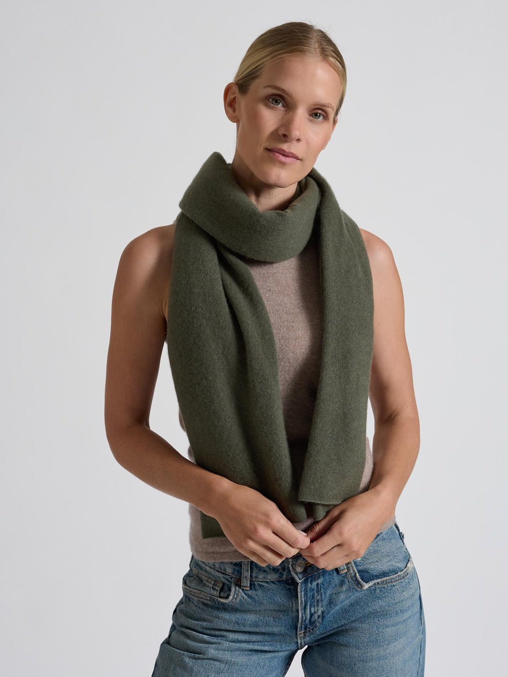 Stort kashmirskjerf "Signature" i 100% ren cashmere. Norsk design fra Kashmina. Farge: Eucalyptus grønn.