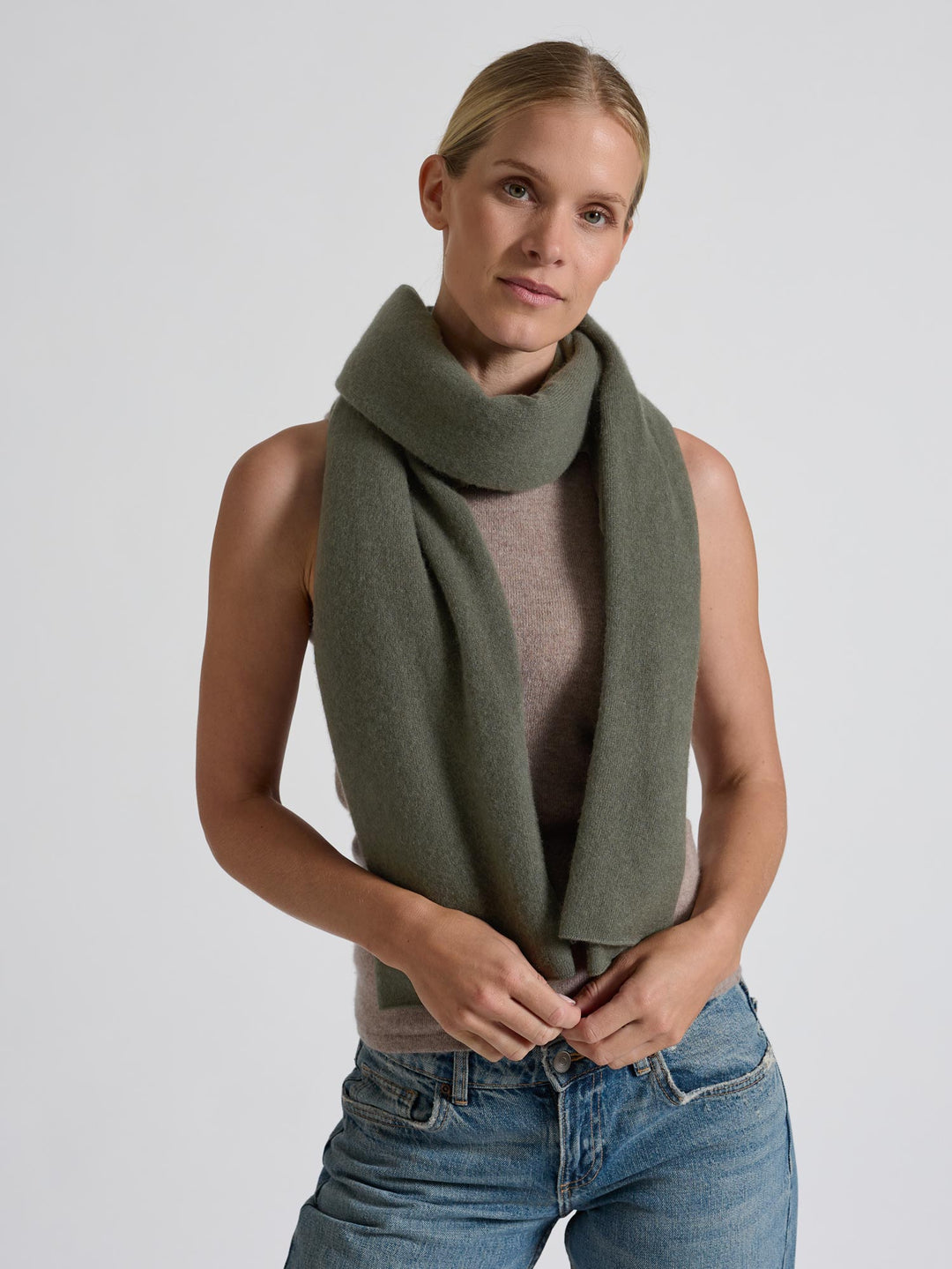 Stort kashmirskjerf "Signature" i 100% ren cashmere. Norsk design fra Kashmina. Farge: Eucalyptus grønn.