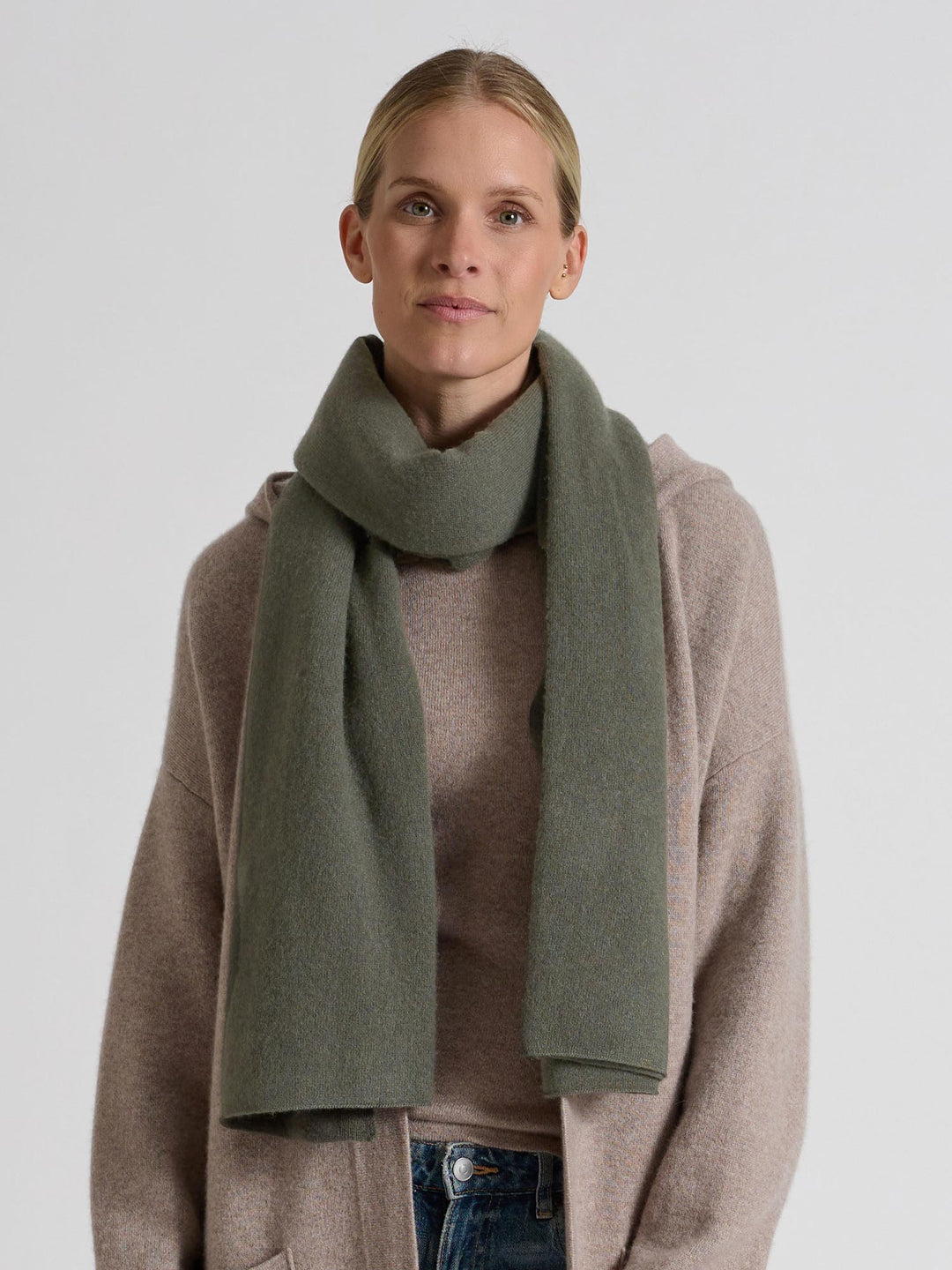 Stort kashmirskjerf "Signature" i 100% ren cashmere. Norsk design fra Kashmina. Farge: Eucalyptus grønn.