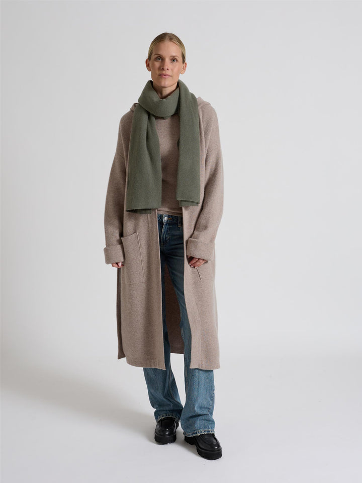 Stort kashmirskjerf "Signature" i 100% ren cashmere. Norsk design fra Kashmina. Farge: Eucalyptus grønn.