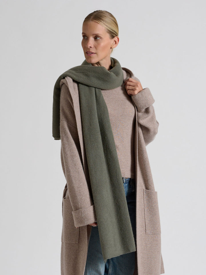 Stort kashmirskjerf "Signature" i 100% ren cashmere. Norsk design fra Kashmina. Farge: Eucalyptus grønn.